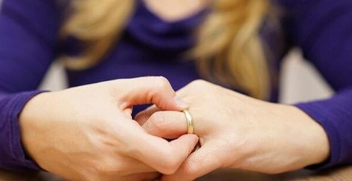 حكم طلب الزوجة الطلاق حال عجز الزوج