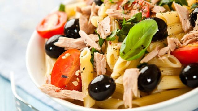 معكرونة بالتونة والزيتون الأسود