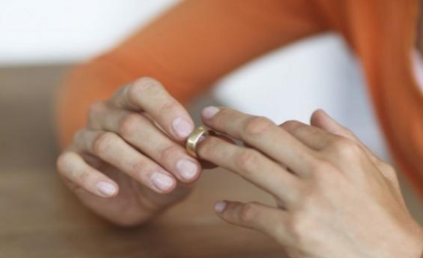 ما حكم صداقة الزوجين بعد الطلاق؟