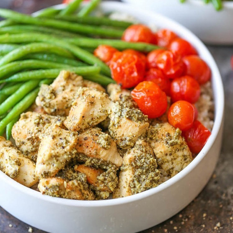 سلطة الدجاج بالبستو