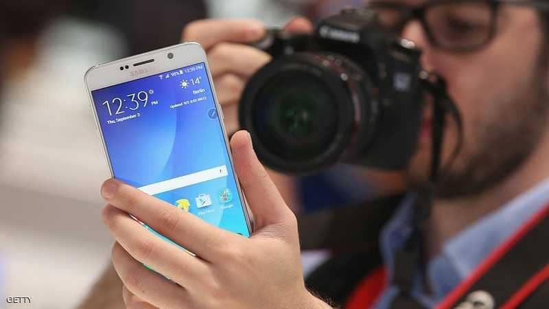 سامسونغ تتحدى أبل.. وتطور هاتفا بميزة غير مسبوقة